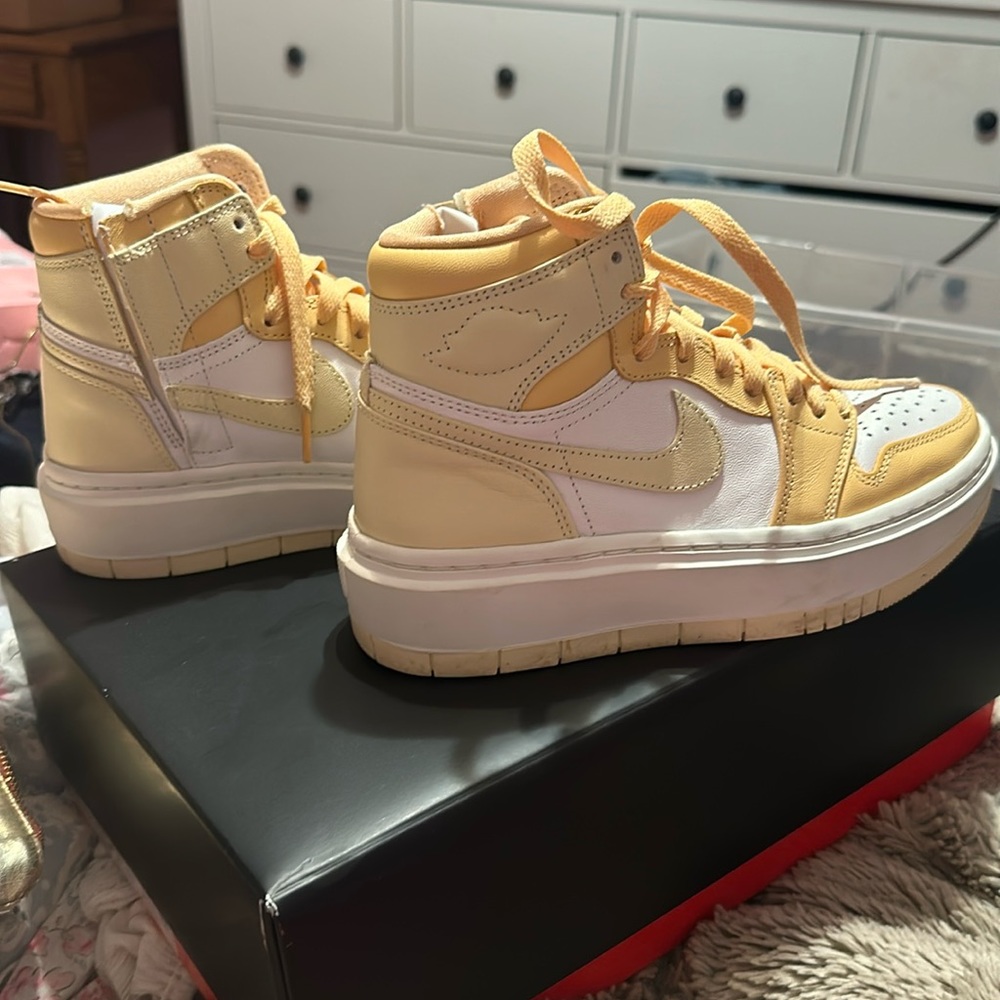Air Jordan 1 Elevate High Woman’s size 5